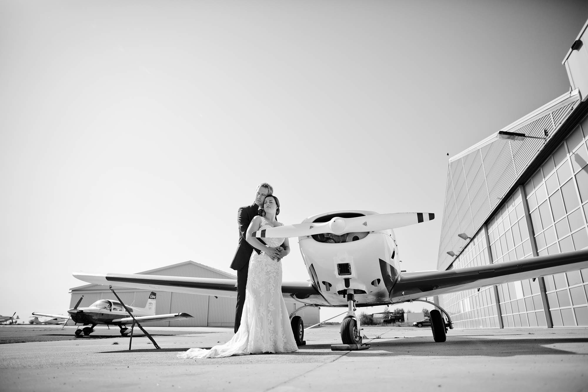 Brautpaar am Flugplatz